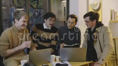体贴的商人在咖啡馆开工作会议。 商业人士使用笔记本电脑